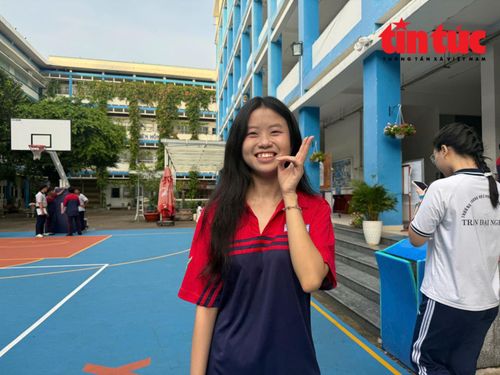 Thí sinh vui vẻ check in trước khi vào phòng thi.