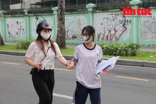 Phụ huynh thu xếp công việc để được đưa con đến điểm thi.