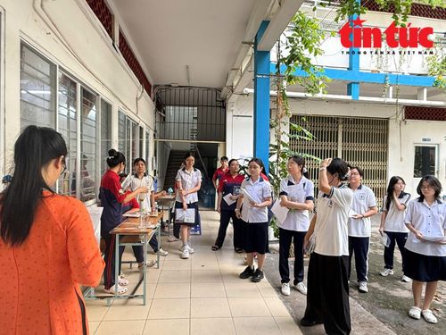 Các thí sinh lắng nghe về những vật dụng để bên ngoài phòng thi.