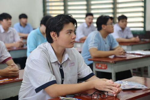 Thí sinh nghe quy chế một lần nữa khi ổn định phòng thi.