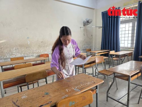 Giám thị điền số báo danh trước khi cho thí sinh vào phòng thi.