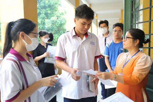 Những thông tin cá nhân, yêu cầu cần thiết liên tục được giám thị đối chiếu, kiểm tra với các thí sinh.