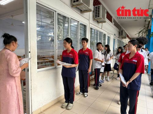 Giám thị gọi thí sinh vào phòng thi.