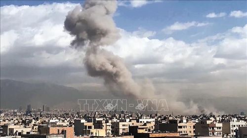 Khói bốc lên sau vụ không kích của lực lượng Mỹ-Israel nhằm vào thủ đô Tehran, Iran ngày 28/2/2026. Ảnh: ANI/TTXVN