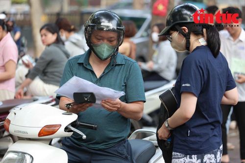 Kiểm tra giấy tờ trước khi con bước vào điểm thi.
