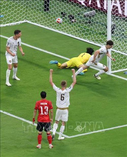 Phút 59, cầu thủ CH Séc Ladislav Krejci bật cao đánh đầu cận thành tung lưới thủ môn Kim Seung-Gyu bên phía Hàn Quốc, mở tỷ số trận đấu. Ảnh: THX/TTXVN