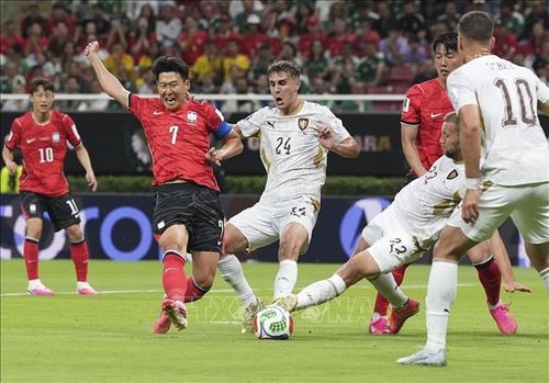 Pha tranh bóng giữa cầu thủ hai đội. Ảnh: THX/TTXVN.