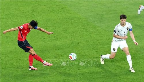 Pha sút bóng của cầu thủ Hàn Quốc Son Heung-min (trái). Ảnh: Yonhap/TTXVN.