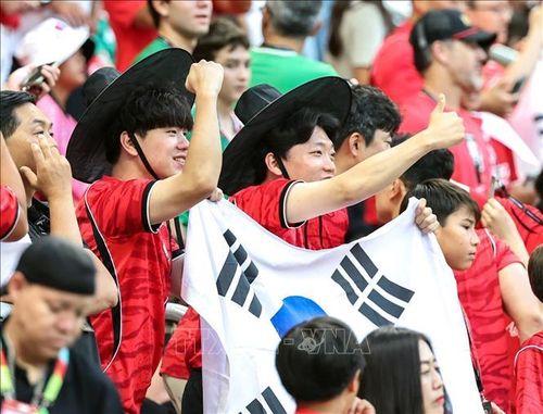 Cổ động viên đội tuyển Hàn Quốc cổ vũ đội nhà trước trận đấu. Ảnh: Yonhap/TTXVN
