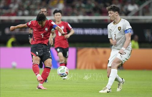 Pha sút bóng của cầu thủ Hàn Quốc Son Heung-min (trái). Ảnh: THX/TTXVN.