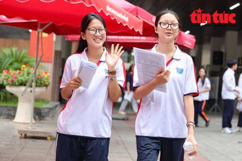 Nét cười rạng rỡ của các nữ sinh tuổi 18.