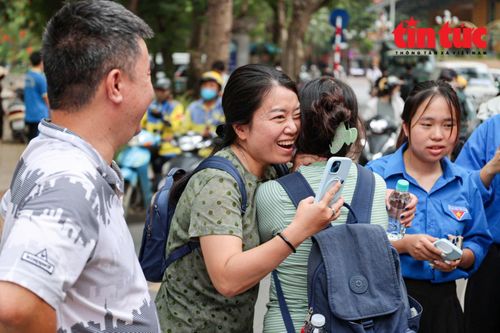 Một cái ôm, nụ cười tươi luôn sẵn sàng đón đợi thí sinh sau mỗi môn thi kết thúc.