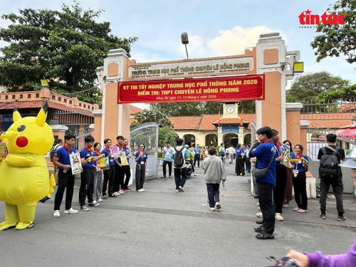 Sinh viên tình nguyện ở trường THPT chuyên Lê Hồng Phong, TP Hồ Chí Minh.