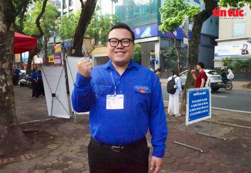 Anh Nguyễn Thành Luân, Phó Bí thư Đoàn phường Ba Đình, TP Hà Nội cùng các đoàn viên, thanh niên cổ vũ, khích lệ tinh thần cho các sĩ tử trong ngày thi 12/6.