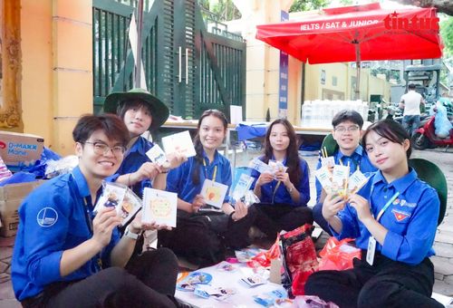 Các tình nguyện viên trường Quốc tế, Đại học Quốc gia Hà Nội nhiệt huyệt với các hoạt động trong chương trình "Tiếp sức mùa thi".