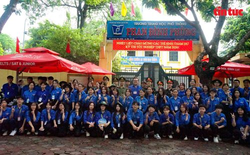 Áo xanh tình nguyện đồng hành cùng sĩ tử "vượt vũ môn".