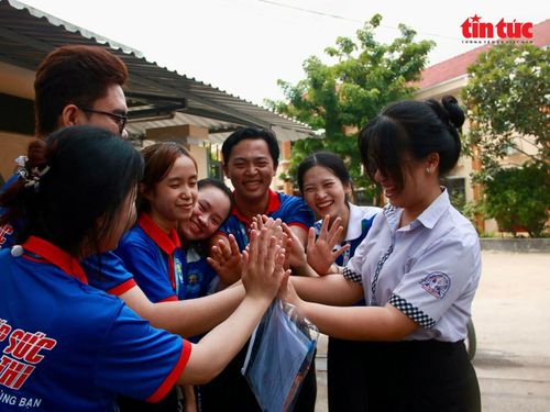 Những nụ cười, lời động viên của các tình nguyện viên tiếp thêm tinh thân cho các sĩ tử "vượt vũ môn".