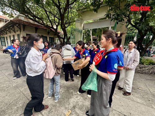 Sinh viên tình nguyện tại điểm Trường THPT Bùi Thị Xuân và THPT Lê Quý Đôn, TP Hồ Chí Minh.