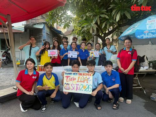 140 em học sinh lớp 10, 11 là tình nguyện viên Chiến dịch "Hoa phượng đỏ" của trường THPT Phước Long, TP Hồ Chí Minh tham gia tiếp sức các anh, chị đi thi tại trường.