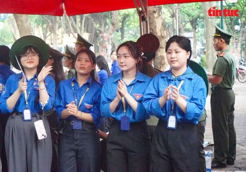 Tuổi trẻ Thủ đô đảm nhiệm nhiều phần việc như phân luồng giao thông, hướng dẫn thí sinh, hỗ trợ tìm phòng thi, cung cấp nước uống và xử lý các tình huống phát sinh...