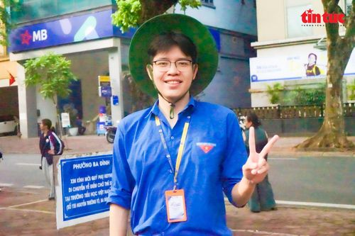 Bạn Anh Tuấn, tình nguyện viên đến tại điểm thi trường THPT Phan Đình Phùng hào hứng tham gia tiếp sức mùa thi.