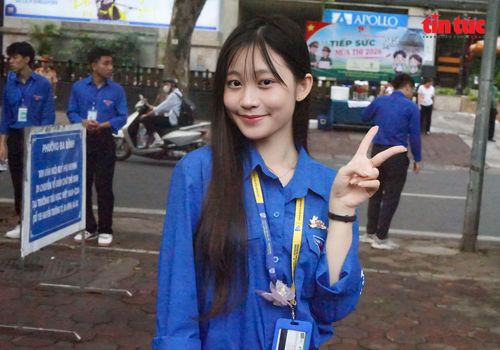 Bạn Phương Ngọc, tình nguyện viên tại điểm thi Trường THPT Phan Đình Phùng.
