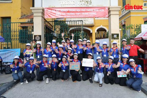 Sinh viên tình nguyện hỗ trợ thí sinh tại điểm thi THPT Trưng Vương, TP Hồ Chí Minh.