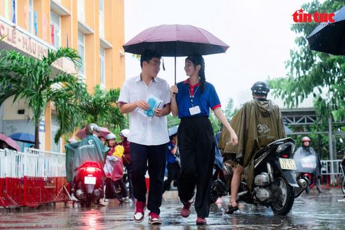 Đội ngũ tình nguyện viên tại TP Hồ Chí Minh đội mưa nắng hỗ trợ nhiệt tình cho thí sinh và phụ huynh...