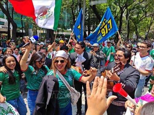 Cổ động viên Mexico đổ ra đường phố ăn mừng chiến thắng 2-0 của đội nhà trước Nam Phi trong trận khai mạc World Cup 2026. Ảnh: Phương Lan/PV TTXVN tại Mexico