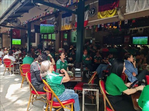 Người dân Mexico theo dõi trận khai mạc giữa đội tuyển Mexico và Nam Phi tại một nhà hàng ở trung tâm thủ đô Mexico City. Ảnh: Phương Lan/PV TTXVN tại Mexico