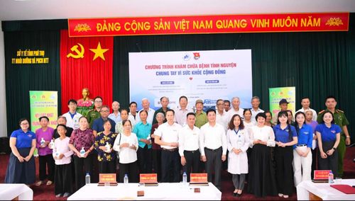 Đoàn Công tác trao quà cho các gia đình chính sách, người có công tại buổi khám bệnh.