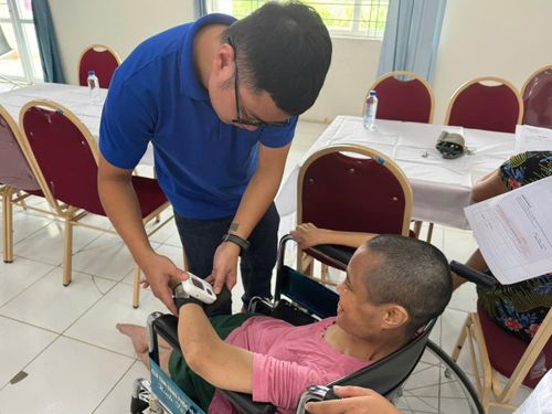Người bệnh này phải ngồi xe lăn, không tự đi lại được.