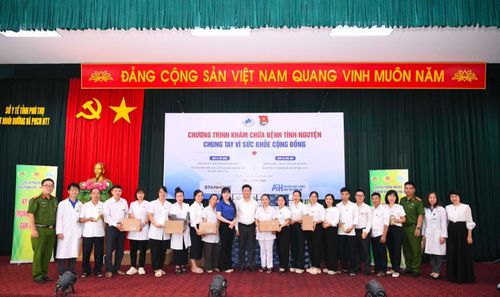 Đoàn công tác trao quà cho Trung tâm Nuôi dưỡng và Phục hồi chức năng người tâm thần Vĩnh Phúc, Phú Thọ.