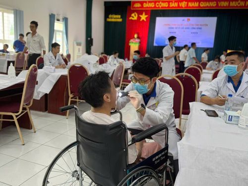 Bác sĩ thăm khám cho những bệnh nhân có số phận thiệt thòi.