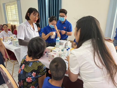 Cấp thuốc điều trị tại chỗ cho người bệnh.