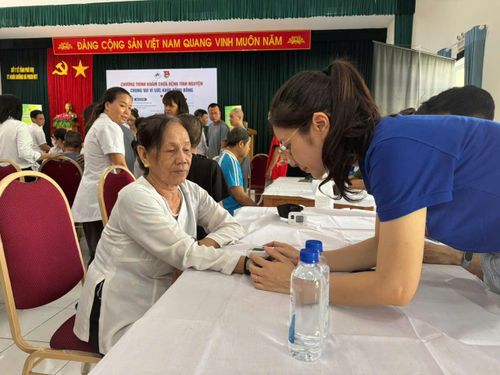 Chương trình cũng thăm khám, cấp thuốc cho các đối tượng chính sách, người có công trên địa bàn.