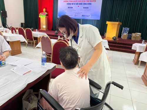 Người bệnh được thăm khám nhiều chuyên khoa.