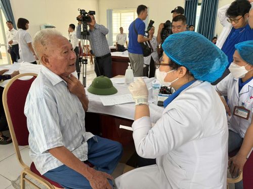 Nhiều người cao tuổi là người có công, gia đình chính sách được thăm khám, cấp thuốc.