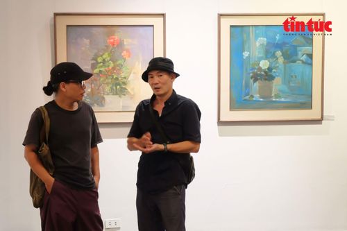 Triển lãm còn là sân chơi kết nối công chúng yêu nghệ thuật.