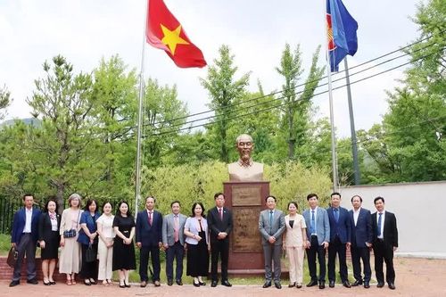 Đoàn công tác tỉnh Gia Lai chụp ảnh lưu niệm trước tượng đài Chủ tịch Hồ Chí Minh.