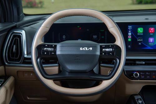 Không gian nội thất New Sorento Hybrid sang trọng, với 7 chỗ rộng rãi, hàng ghế 3 có thể gập phẳng linh hoạt để tối ưu hóa khoang hành lý phù hợp cho những chuyến công tác dài ngày hay kỳ nghỉ cùng gia đình. Vô-lăng D-cut 2 chấu kiểu mới mang đến cảm giác thể thao, tích hợp nhiều phím điều khiển chức năng. Ghế lái chỉnh điện, có vị trí nhớ, có chế độ làm mát và sưởi ghế trong khi hàng ghế thứ 2 chỉ có chế độ sưởi. Bên cạnh đó, xe cũng được trang bị đèn viền nội thất (Ambient light).