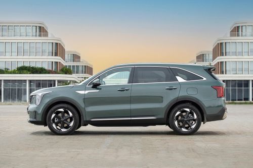 New Sorento Hybrid vừa được giới thiệu có 2 biến thể cấu hình dẫn động, gồm hệ dẫn động một cầu (FWD) có giá bán 1,349 tỷ đồng và 2 cầu (AWD) với giá bán 1,399 tỷ đồng. Xe trang bị nhiều chế độ lái như Comfort, Eco, Sport và các chế độ địa hình SmartSnow, Mud, Sand. Mức tiêu thụ nhiên liệu kết hợp trên cả hai bản FWD và AWD được nhà sản xuất công bố là 4,9L/100km.