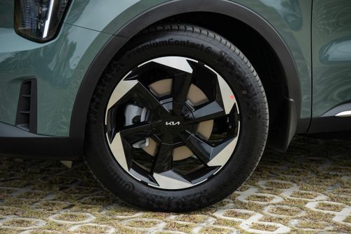 Mâm xe 19 inch kiểu mới với thiết kế đa chấu thể thao kết hợp cùng cản trước viền chrome mạnh mẽ, đậm chất SUV, đáp ứng nhu cầu di chuyển đa dạng địa hình, phục vụ công việc hàng ngày và những chuyến du lịch cùng gia đình vào cuối tuần.