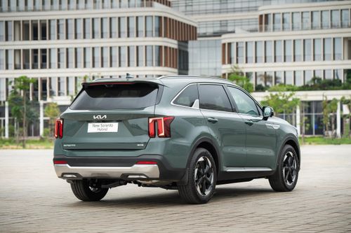 Sorento Hybrid mới là mẫu SUV 7 chỗ thế hệ mới với vóc dáng bề thế, hiện đại. Ngoại thất với các đường nét mạnh mẽ, sang trọng, thể thao. Mẫu xe nổi bật với cụm đèn trước và sau dạng LED Star-map đặc trưng nhận diện mới của thương hiệu.