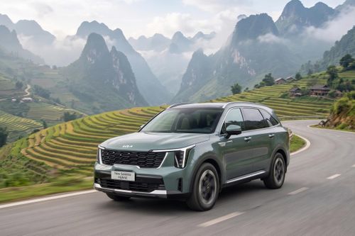Những trang bị an toàn như 6 túi khí, hệ thống chống bó cứng phanh ABS, hệ thống cân bằng điện tử ESC, hệ thống hỗ trợ khởi hành ngang dốc HAC, hệ thống hỗ trợ xuống dốc DBC, cảm biến hỗ trợ đỗ xe, hiển thị điểm mù trên màn hình đa thông tin BVM, cảnh báo giữ làn, cảnh báo và hỗ trợ tránh va chạm phương tiện cắt ngang khi lùi RCCA, cảnh báo &amp; hỗ trợ phòng tránh va chạm phía sau khi đỗ xe PCA, hỗ trợ mở cửa an toàn...