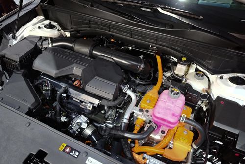 New Sorento Hybrid sử dụng động cơ SmartStream 1.6T HEV cho công suất cực đại 177 hp, tương ứng với động cơ điện là 64 hp, tổng công suất cực đại kết hợp là 232 hp. Mô-men xoắn cực đại của động cơ xăng đạt 265 Nm, còn động cơ điện là 264 Nm và mô-men xoắn cực đại kết hợp lên đến 367 Nm, xe trang bị hộp số tự động 6 cấp.