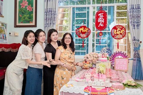 Lê Phương cùng mẹ ruột và 2 em gái.