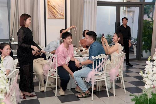 Khoảnh khắc gia đình của Lê Phương quây quần bên nhau nhận sự yêu thích từ nhiều khán giả.