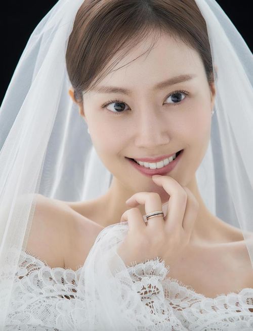 Moon Chae Won trong loạt ảnh cưới vừa được chia sẻ.