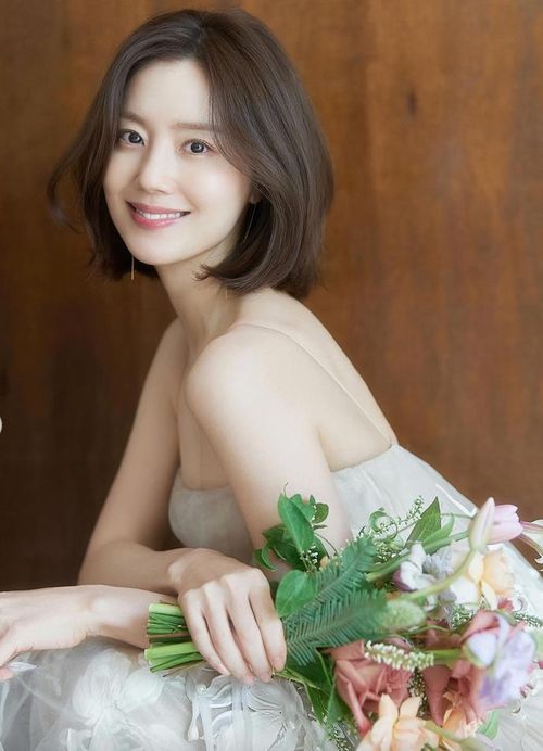 Moon Chae Won ghi điểm nhờ vẻ đẹp nhẹ nhàng, tinh tế.